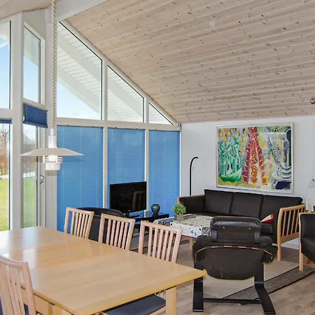 4 Bedroom Awesome In Ronde