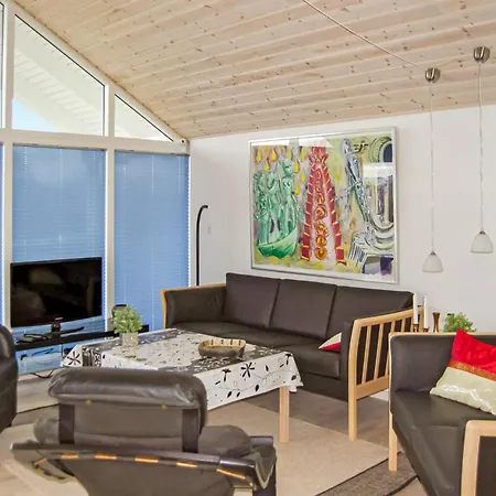 4 Bedroom Awesome In * Ronde
